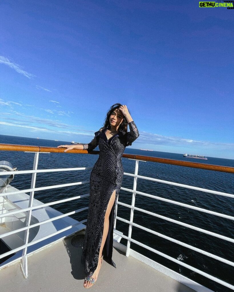 Kila Shafia Instagram - Cruise to the blues 📸 @androyopi Azamara Pursuit