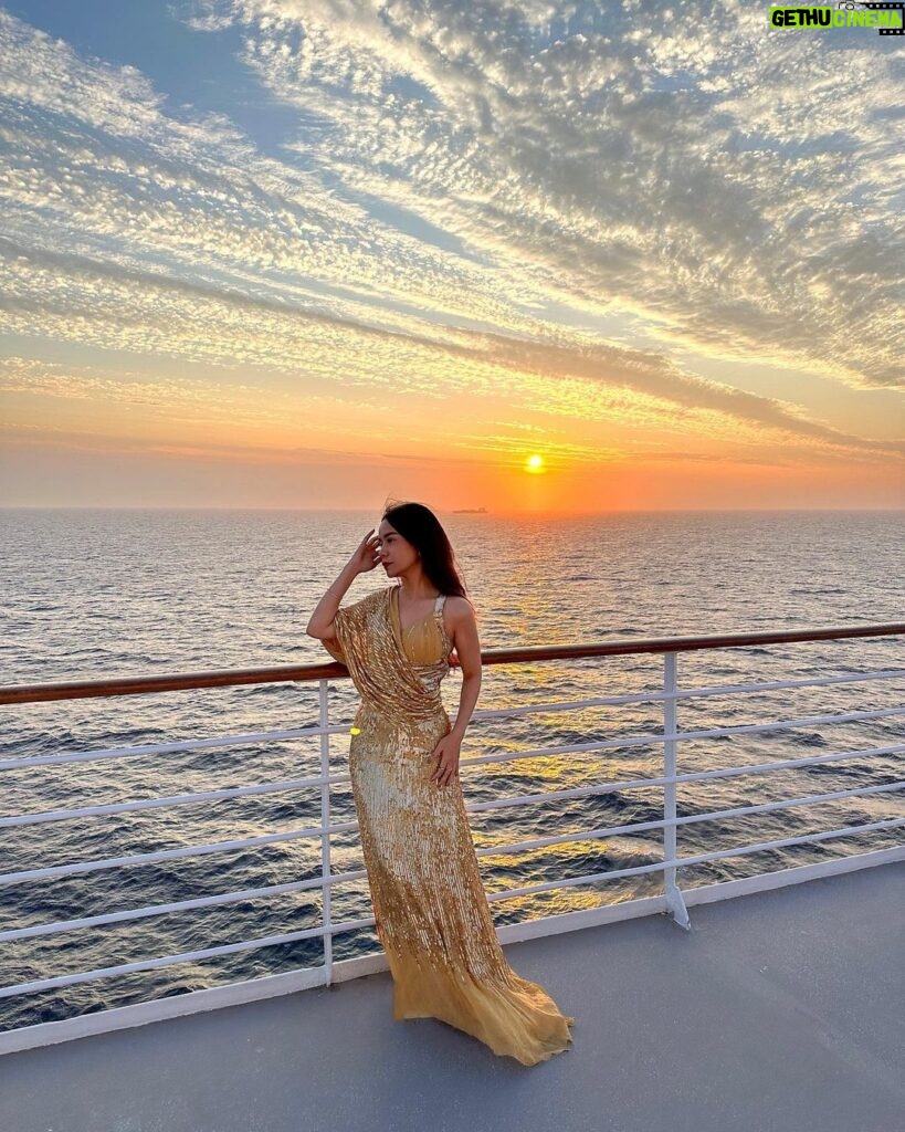 Kila Shafia Instagram - The sunlight paints us gold