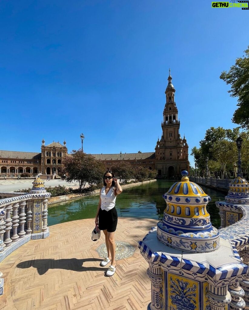 Kila Shafia Instagram - Great weather on a great day Seville, Spain