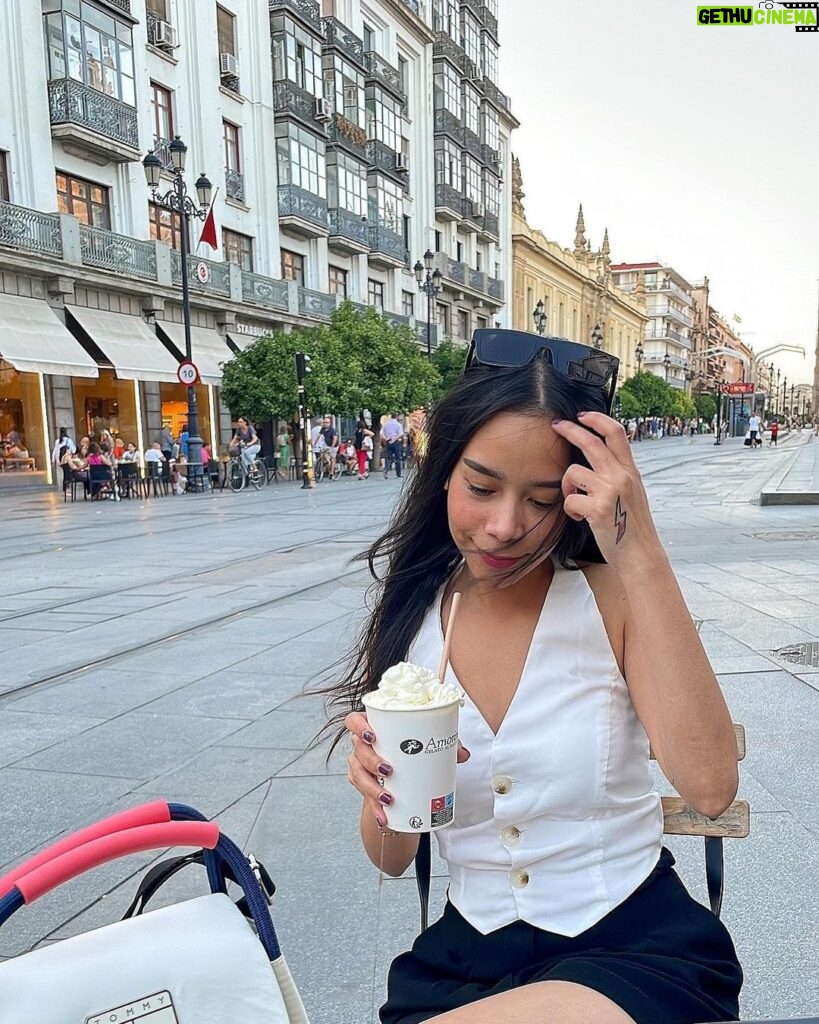 Kila Shafia Instagram - Vanilla milkshake. 😋 Klo kmu suka rasa apa? Seville, Spain