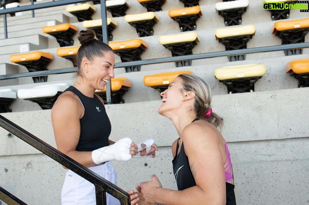 Kim Clavel Instagram - Ça c’est le sourire de 2 filles vraiment prêtes pour se battre samedi !!! 😏 Qu’est-ce que vous voulez, on a du fun! 😜 📸 @robertlevesque642 #fight #fun #smile #teammph #teamclavel Boxemontreal.com