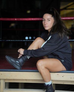 Kim Clavel Instagram - Je suis bien, sereine, confiante! Fière du travail que nous avons accompli avec mon équipe durant le camp d’entrainement! Les devoirs sont faits. Maintenant, place au combat!
-
#clavelbermudez #boxing #femaleboxing
