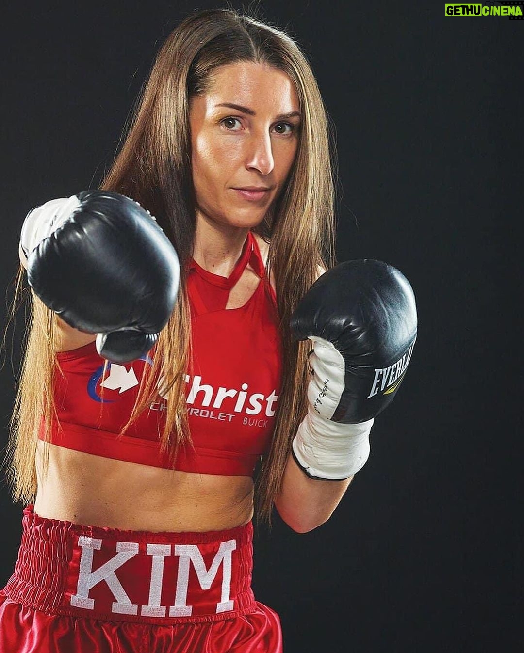 Kim Clavel Instagram - Le 4 avril je serai de retour dans le ring, ma passion pour le sport y est toujours. Le chemin n’est pas toujours simple, mais boxer c’est ce que j’aime faire et boxer c’est ce que je vais faire. À bientôt. Je retourne sous la chaleur de la Havane, m’entrainer! 🎟️🎟️🎟️ Les billets seront en vente et disponibles à compter du 26 janvier prochain sur www.ticketmaster.ca et directement chez GYM à info@groupeyvonmichel.ca. Les galas de GYM sont une présentation de Mise-O-Jeu en collaboration avec Bell Média. #womenboxing #boxing #casinodemontreal