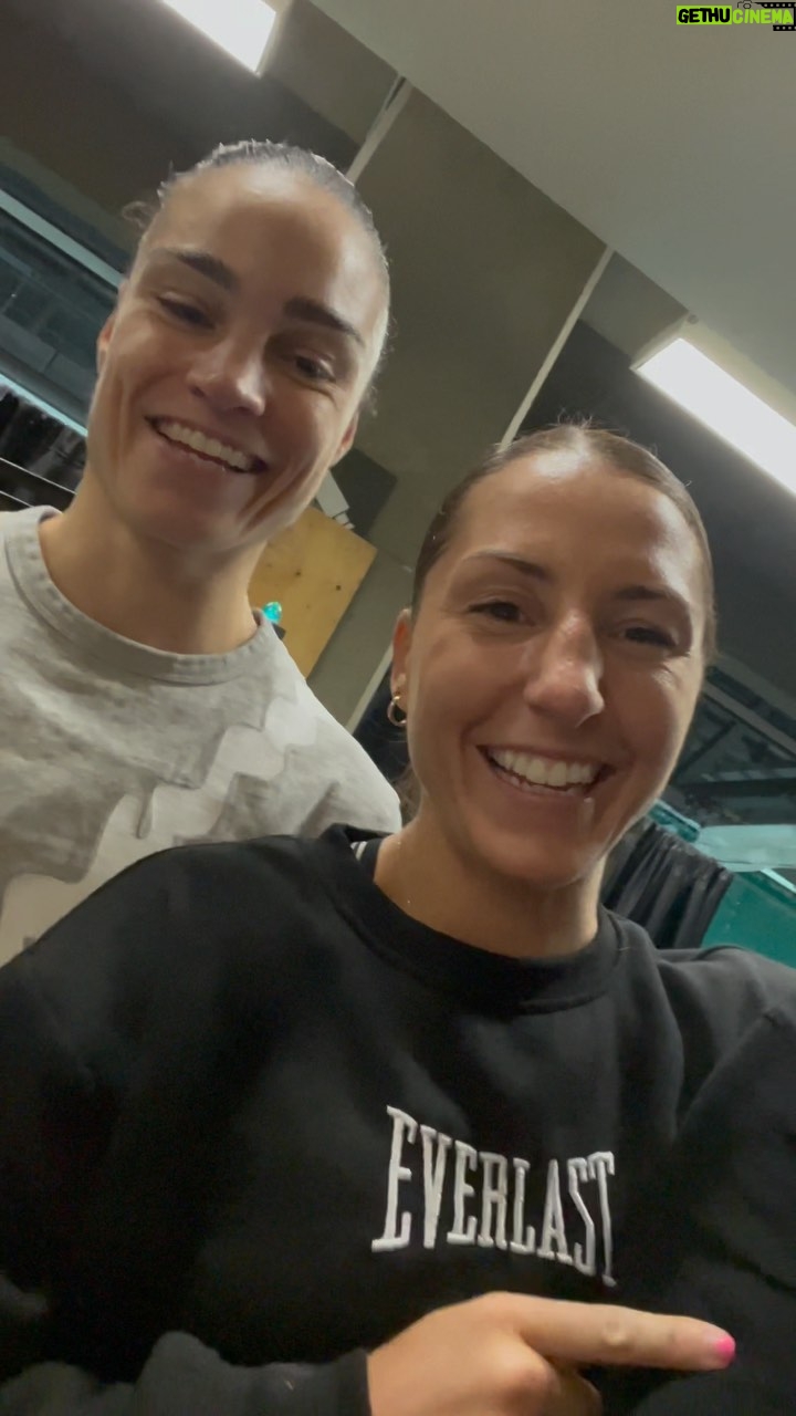 Kim Clavel Instagram - Hier, j’ai eu la chance de m’entraîner avec @caroveyre @kimklavel et #stephanelarouche ! J’ai encore mal et pourtant elles ont été soft avec moi!!😩😩😩🤣🤣🤣 @katiabanel merci encore pour l’invitation!🙏🏾🙏🏾❤️❤️ #boxe #wbc #womenboxing