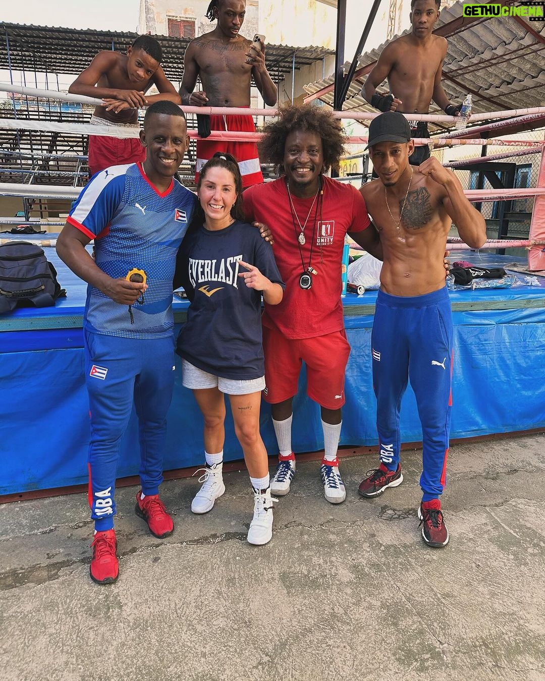 Kim Clavel Instagram - Je suis arrivée à la Havane avant-hier! Je commence un camp d’entrainement à la Cubaine pour 1 mois, premier entrainement de fait! Des répétitions je vais en faire et en refaire loin du luxe du Canada! Je vais devoir aller puiser au fond de moi, allons voir ce qui se cache la dedans! 😤😉 Un retour à la base, remise en forme, retrouver mes repères, sous le chaud soleil de Cuba. Gracias @cubanboxingcoach pour ton accueil chaleureux! Merci à Danielle et Stephan de me soutenir dans tout ca! #Teamwork #trainingcamp #boxing #womenboxing #lahavane #cuba Havana, Cuba
