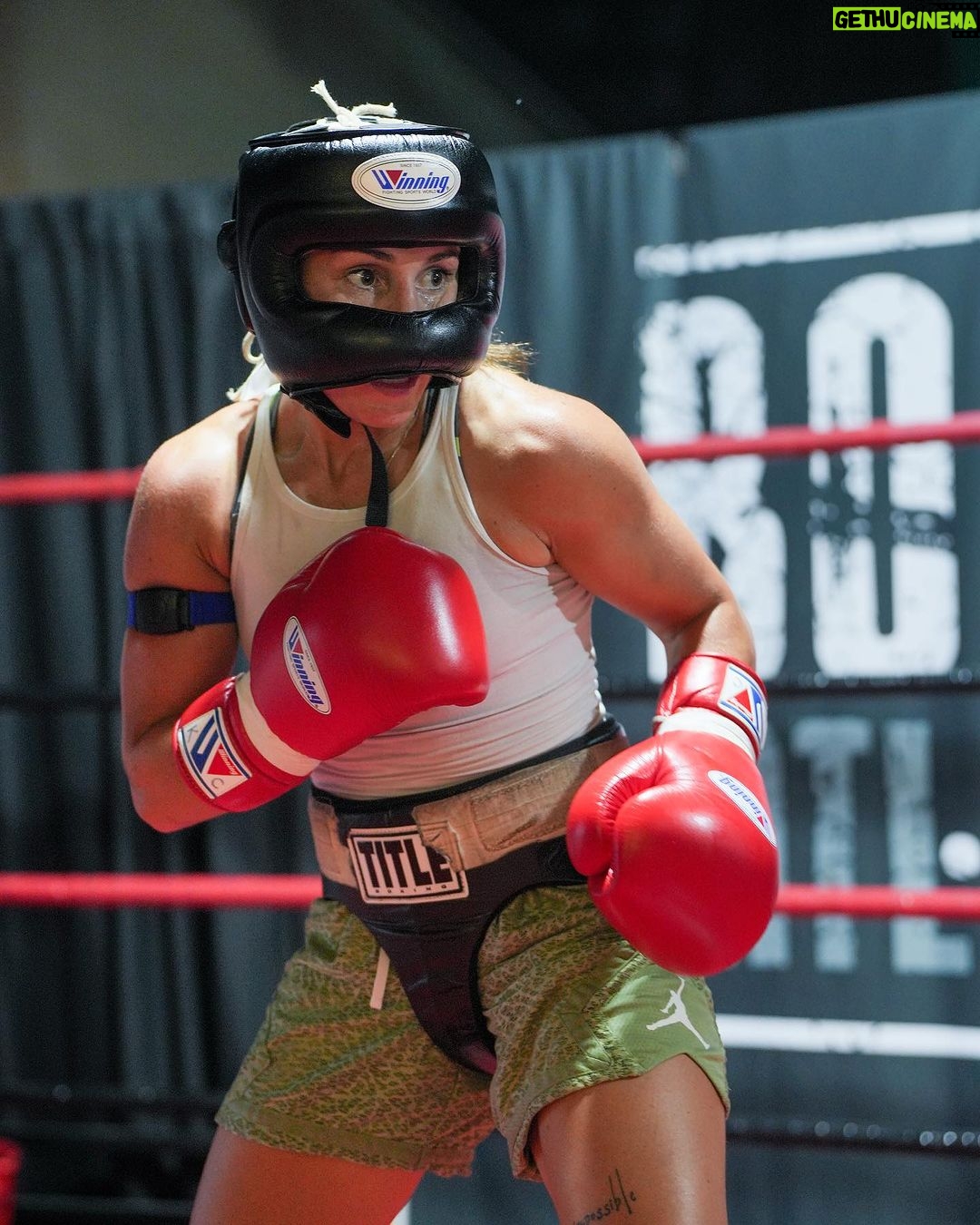 Kim Clavel Instagram - The dream is free. The hustle is sold separately. ☝🏼 - 📸 @sweetsciencemgt - #sparringsession #boxingsparring #girlswhofight