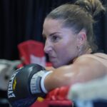 Kim Clavel Instagram - On est à 5 semaines de mon combat, les dents se resserrent, l’adrénaline me monte tranquillement dans les veines, j’ai hâte de laisser sortir la bête! 🦍 - #ClavelBermudez #boxing #boxingevent