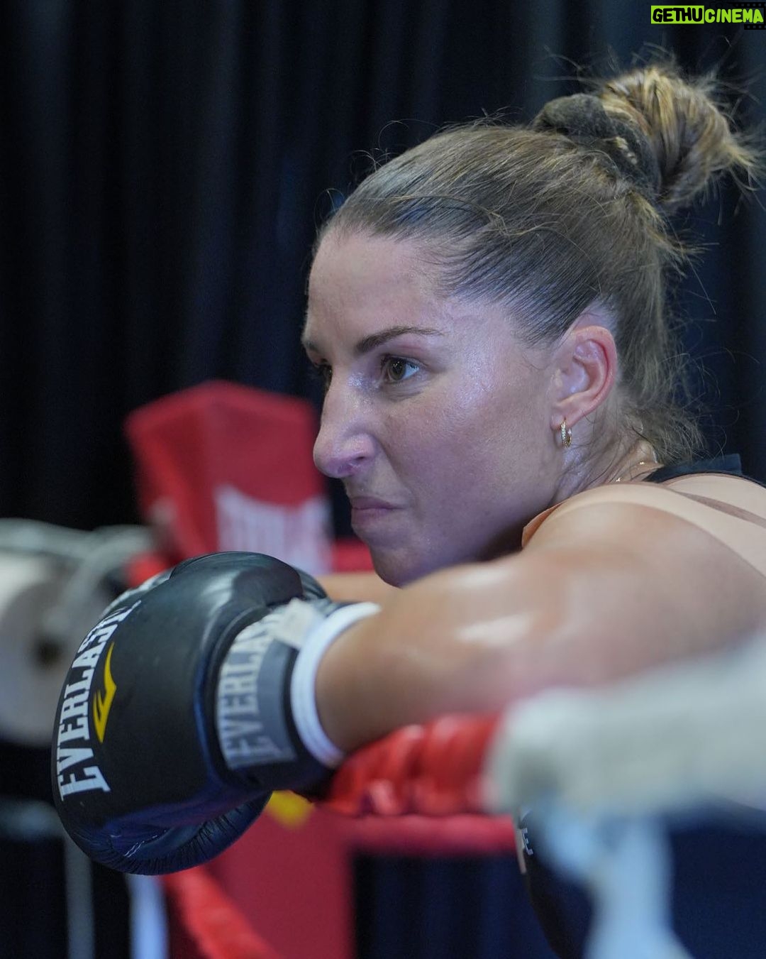 Kim Clavel Instagram - On est à 5 semaines de mon combat, les dents se resserrent, l’adrénaline me monte tranquillement dans les veines, j’ai hâte de laisser sortir la bête! 🦍 - #ClavelBermudez #boxing #boxingevent