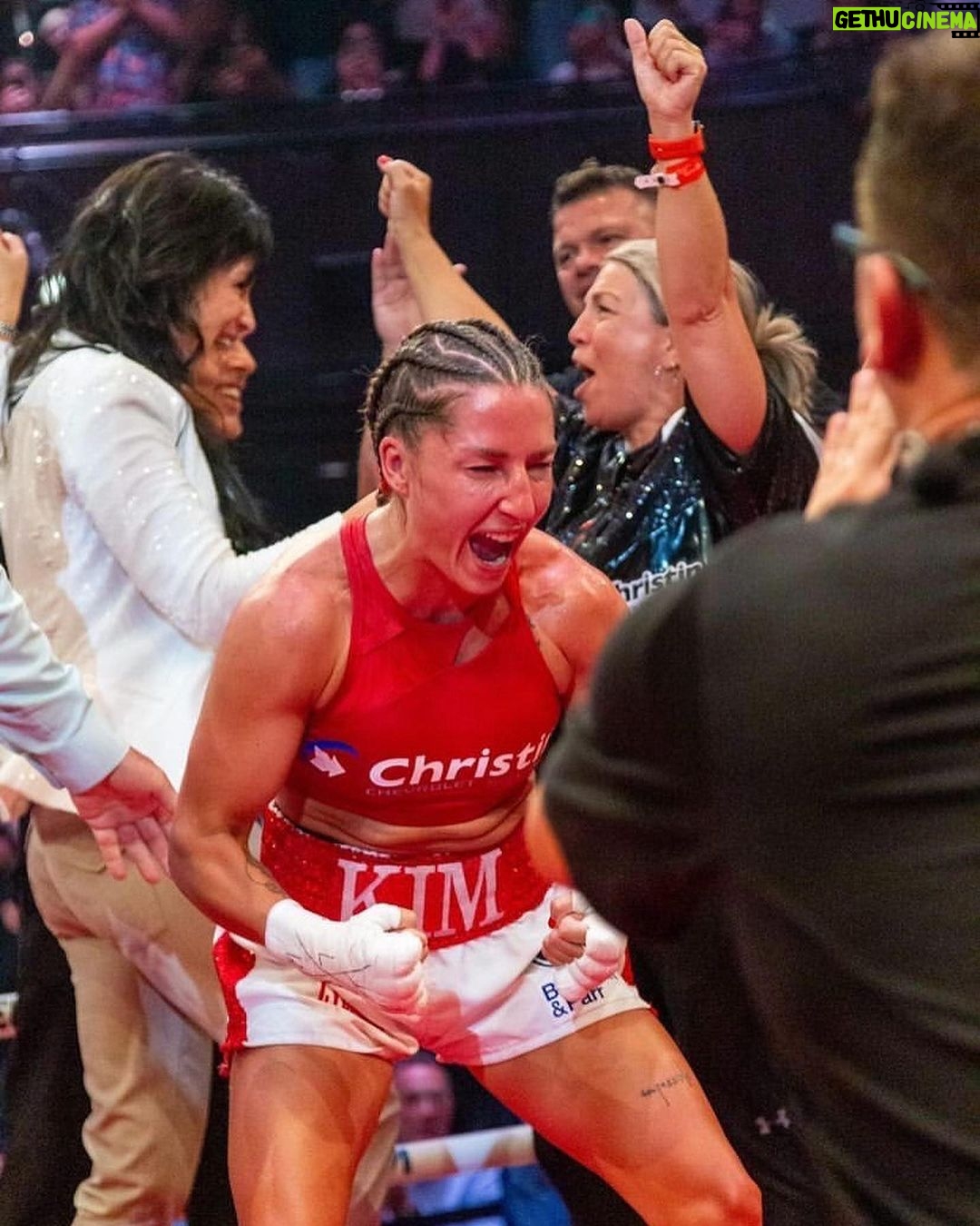 Kim Clavel Instagram - Le 4 avril je serai de retour dans le ring, ma passion pour le sport y est toujours. Le chemin n’est pas toujours simple, mais boxer c’est ce que j’aime faire et boxer c’est ce que je vais faire. À bientôt. Je retourne sous la chaleur de la Havane, m’entrainer! 🎟️🎟️🎟️ Les billets seront en vente et disponibles à compter du 26 janvier prochain sur www.ticketmaster.ca et directement chez GYM à info@groupeyvonmichel.ca. Les galas de GYM sont une présentation de Mise-O-Jeu en collaboration avec Bell Média. #womenboxing #boxing #casinodemontreal