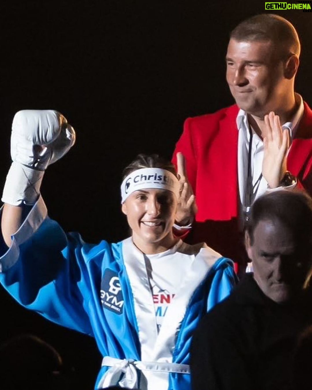 Kim Clavel Instagram - Le 4 avril je serai de retour dans le ring, ma passion pour le sport y est toujours. Le chemin n’est pas toujours simple, mais boxer c’est ce que j’aime faire et boxer c’est ce que je vais faire. À bientôt. Je retourne sous la chaleur de la Havane, m’entrainer! 🎟️🎟️🎟️ Les billets seront en vente et disponibles à compter du 26 janvier prochain sur www.ticketmaster.ca et directement chez GYM à info@groupeyvonmichel.ca. Les galas de GYM sont une présentation de Mise-O-Jeu en collaboration avec Bell Média. #womenboxing #boxing #casinodemontreal