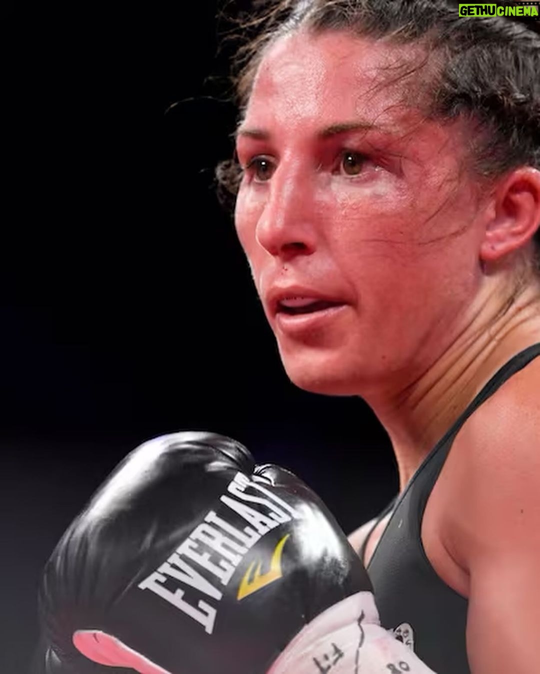 Kim Clavel Instagram - Le 4 avril je serai de retour dans le ring, ma passion pour le sport y est toujours. Le chemin n’est pas toujours simple, mais boxer c’est ce que j’aime faire et boxer c’est ce que je vais faire. À bientôt. Je retourne sous la chaleur de la Havane, m’entrainer! 🎟️🎟️🎟️ Les billets seront en vente et disponibles à compter du 26 janvier prochain sur www.ticketmaster.ca et directement chez GYM à info@groupeyvonmichel.ca. Les galas de GYM sont une présentation de Mise-O-Jeu en collaboration avec Bell Média. #womenboxing #boxing #casinodemontreal