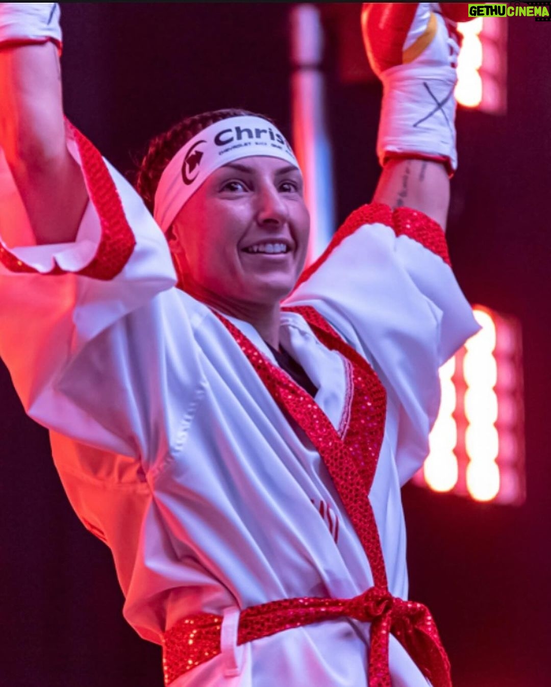 Kim Clavel Instagram - Le 4 avril je serai de retour dans le ring, ma passion pour le sport y est toujours. Le chemin n’est pas toujours simple, mais boxer c’est ce que j’aime faire et boxer c’est ce que je vais faire. À bientôt. Je retourne sous la chaleur de la Havane, m’entrainer! 🎟️🎟️🎟️ Les billets seront en vente et disponibles à compter du 26 janvier prochain sur www.ticketmaster.ca et directement chez GYM à info@groupeyvonmichel.ca. Les galas de GYM sont une présentation de Mise-O-Jeu en collaboration avec Bell Média. #womenboxing #boxing #casinodemontreal