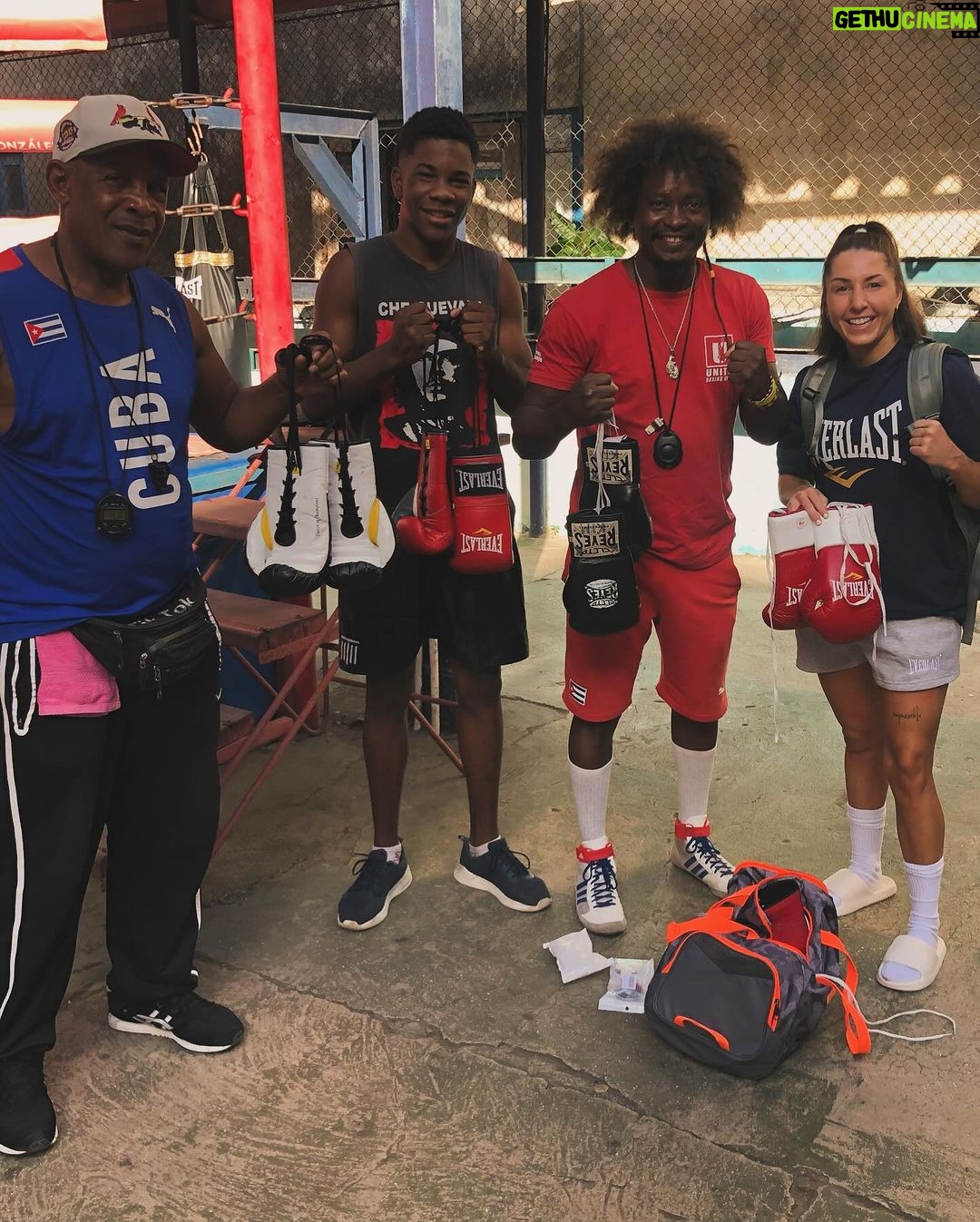 Kim Clavel Instagram - Je suis arrivée à la Havane avant-hier! Je commence un camp d’entrainement à la Cubaine pour 1 mois, premier entrainement de fait! Des répétitions je vais en faire et en refaire loin du luxe du Canada! Je vais devoir aller puiser au fond de moi, allons voir ce qui se cache la dedans! 😤😉 Un retour à la base, remise en forme, retrouver mes repères, sous le chaud soleil de Cuba. Gracias @cubanboxingcoach pour ton accueil chaleureux! Merci à Danielle et Stephan de me soutenir dans tout ca! #Teamwork #trainingcamp #boxing #womenboxing #lahavane #cuba Havana, Cuba