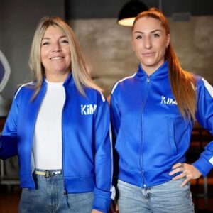 Kim Clavel Instagram - Cher 2023, tu m’en as fait voir de toutes les couleurs cette année. Ça n’a pas été de tout repos ! J’ai commencé l’année en perdant mon titre de Championne du monde WBC contre Plata dans un combat sans merci, j’avais honte, j’étais même gênée d’aller à l’épicerie. Je suis partie au Panama/CostaRica 1 mois pour faire le vide, j’ai grandi, j’ai compris et j’ai fait les ajustements nécessaires. 

Je suis redevenue aspirante obligatoire en battant Reyes en mai, en gagnant les ceintures WBC et WBO internationales. Quatre points de suture à l’arcade gauche et le nez brisé au 10ième round mais le cœur heureux avec un sentiment de fierté d’être revenue après cette défaite de janvier. Je sentais à ce moment que j’avais tous les outils et la confiance pour retourner en combat d’unification, je voulais me remettre au défi. 

Mon équipe et moi avons fait le camp d’entraînement d’une vie de juillet au 7 octobre, nous étions plus que prêts. Malheureusement Bermudez gagne une décision partagée. Malgré tout, une performance dont je suis extrêmement fière! J’ai affronté la #1 et la #2 mondiale en 9 mois et je leur ai chauffé l’cul! Hahaha!

Merci à toute mon équipe, Yvon Michel et Alexandra Croft qui ont organisés ces évènements, mes commanditaires qui sont extrêmements précieux, là, dans les hauts comme dans les bas, famille et amis.es qui me supportent chaque fois et à l’année longue. 
Je ne sais pas encore ce que me réserve 2024.

Chose certaine, j’ai compris cette année que ce n’est pas tous ces titres, ces ceintures, ces victoires ou ces défaites qui me définissent en tant qu’être humain. Je suis beaucoup plus qu’un sport, je suis encore plus fière de la femme que je suis devenue que de la boxeuse que je suis et ça, je crois que c’est très important! Un sage m’a dit « Kim, la boxe c’est peut-être TA vie mais la boxe ce n’est pas LA vie…. ». Je vous souhaite à tous une magnifique nouvelle année!!! ❤️ #happynewyear
