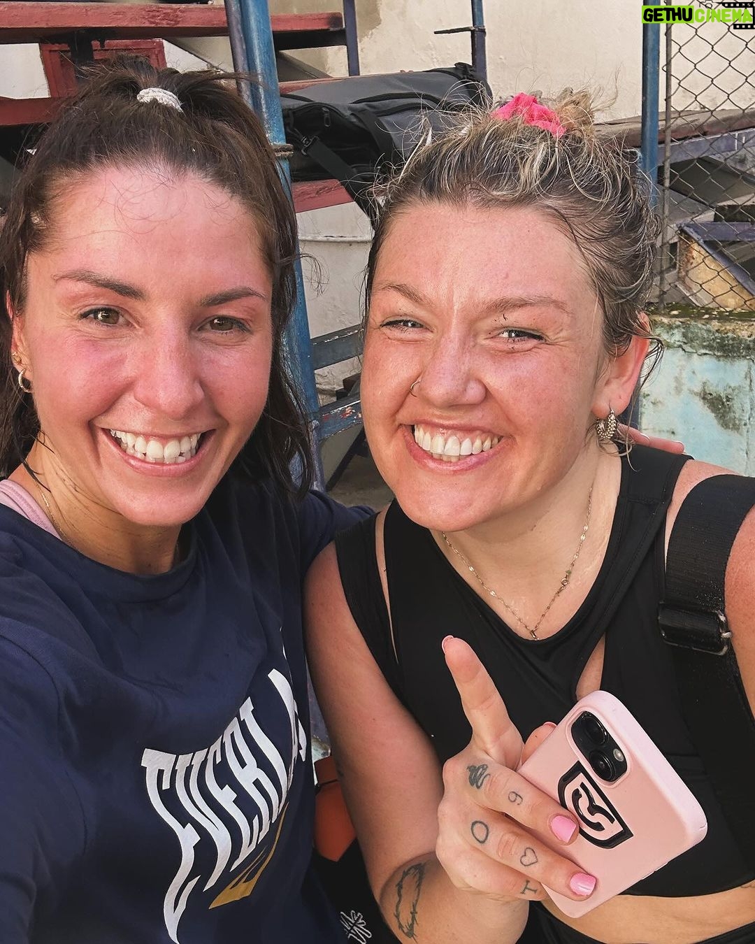 Kim Clavel Instagram - Je suis arrivée à la Havane avant-hier! Je commence un camp d’entrainement à la Cubaine pour 1 mois, premier entrainement de fait! Des répétitions je vais en faire et en refaire loin du luxe du Canada! Je vais devoir aller puiser au fond de moi, allons voir ce qui se cache la dedans! 😤😉 Un retour à la base, remise en forme, retrouver mes repères, sous le chaud soleil de Cuba. Gracias @cubanboxingcoach pour ton accueil chaleureux! Merci à Danielle et Stephan de me soutenir dans tout ca! #Teamwork #trainingcamp #boxing #womenboxing #lahavane #cuba Havana, Cuba