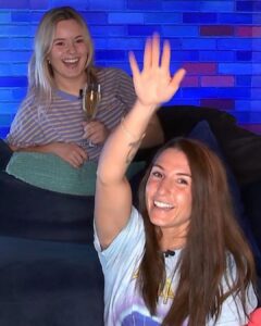 Kim Clavel Instagram - Bonne 4e saison de @bigbrothercelebrites ✨Une expérience, oui, difficile mais tellement unique, où des liens extraordinaires se créent. 🫶🏻 #bigbrothercélébrités