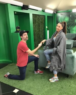 Kim Clavel Instagram - Bonne 4e saison de @bigbrothercelebrites ✨Une expérience, oui, difficile mais tellement unique, où des liens extraordinaires se créent. 🫶🏻 #bigbrothercélébrités