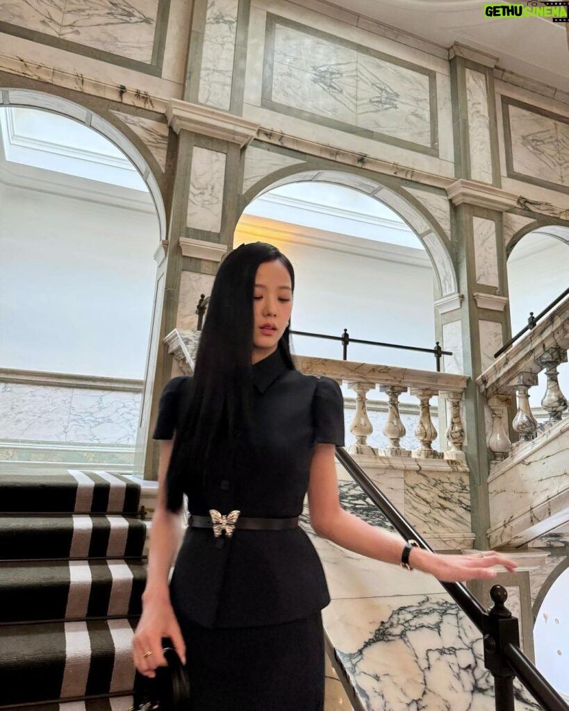 Kim Jisoo Instagram - So honored to have been invited to the royal palace for a lovely banquet & to have received honorary MBEs! 🎀 Thank you for the unforgettable experience!🇬🇧 London, England, UK