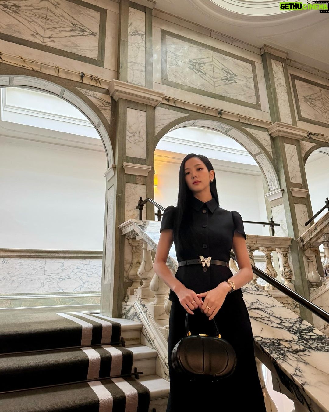 Kim Jisoo Instagram - So honored to have been invited to the royal palace for a lovely banquet & to have received honorary MBEs! 🎀 Thank you for the unforgettable experience!🇬🇧 London, England, UK