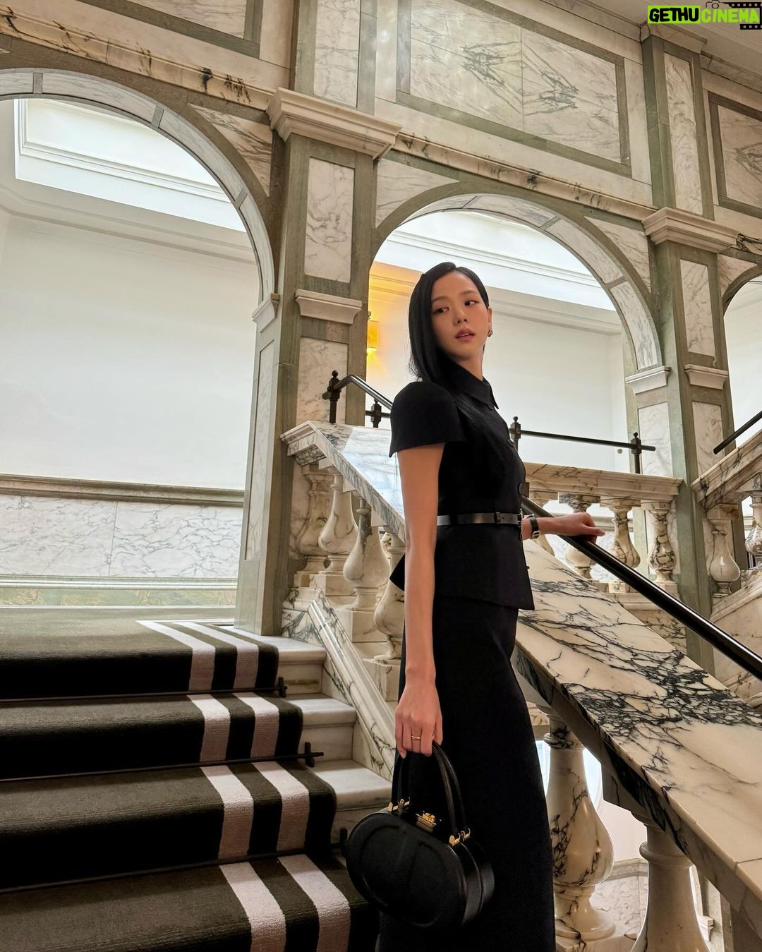 Kim Jisoo Instagram - So honored to have been invited to the royal palace for a lovely banquet & to have received honorary MBEs! 🎀 Thank you for the unforgettable experience!🇬🇧 London, England, UK