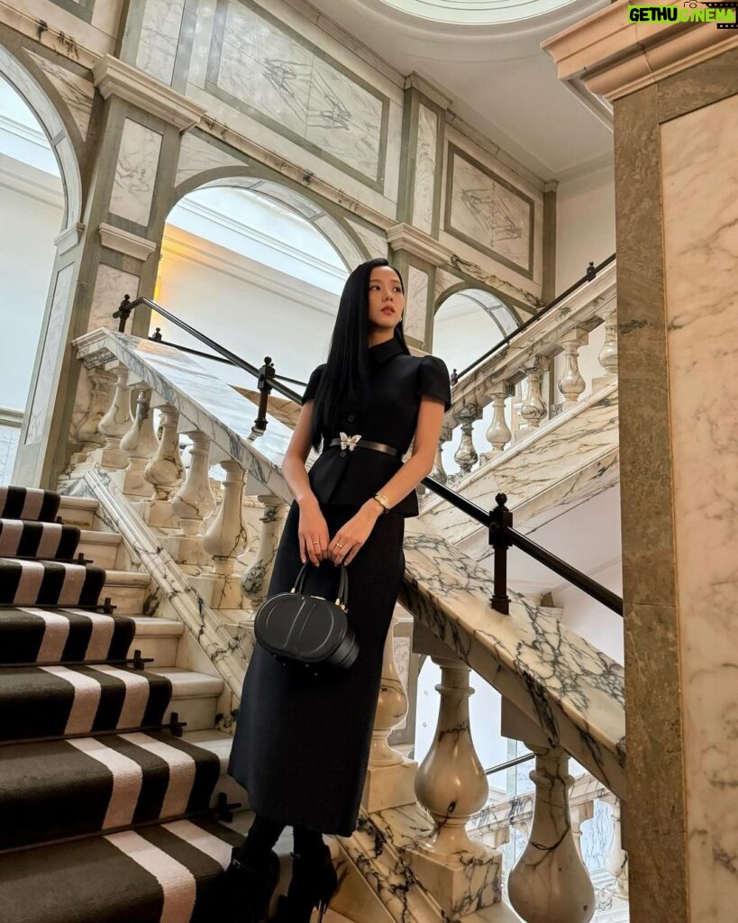 Kim Jisoo Instagram - So honored to have been invited to the royal palace for a lovely banquet & to have received honorary MBEs! 🎀 Thank you for the unforgettable experience!🇬🇧 London, England, UK