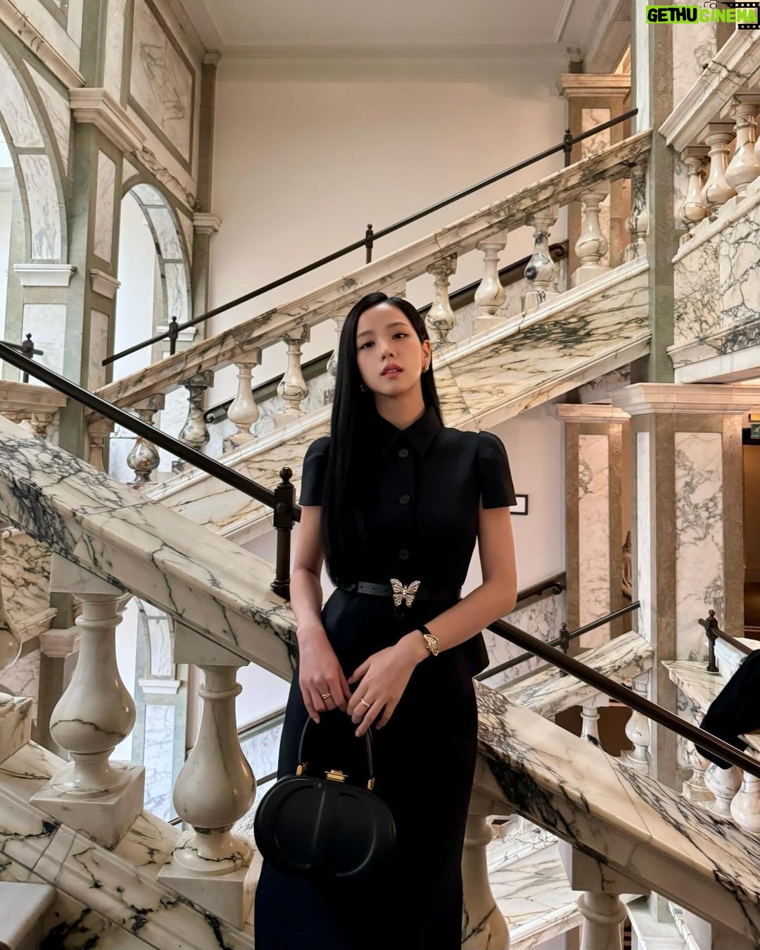 Kim Jisoo Instagram - So honored to have been invited to the royal palace for a lovely banquet & to have received honorary MBEs! 🎀 Thank you for the unforgettable experience!🇬🇧 London, England, UK