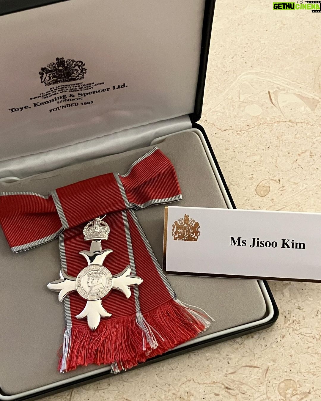 Kim Jisoo Instagram - So honored to have been invited to the royal palace for a lovely banquet & to have received honorary MBEs! 🎀 Thank you for the unforgettable experience!🇬🇧 London, England, UK