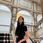 Kim Jisoo Instagram - So honored to have been invited to the royal palace for a lovely banquet & to have received honorary MBEs! 🎀 Thank you for the unforgettable experience!🇬🇧 London, England, UK