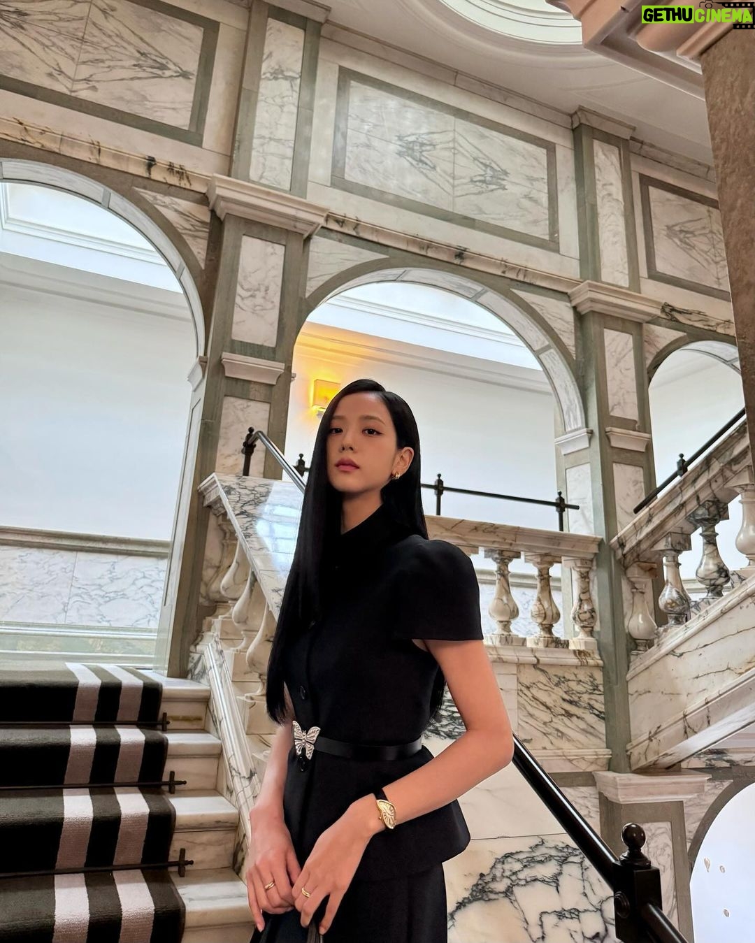 Kim Jisoo Instagram - So honored to have been invited to the royal palace for a lovely banquet & to have received honorary MBEs! 🎀 Thank you for the unforgettable experience!🇬🇧 London, England, UK