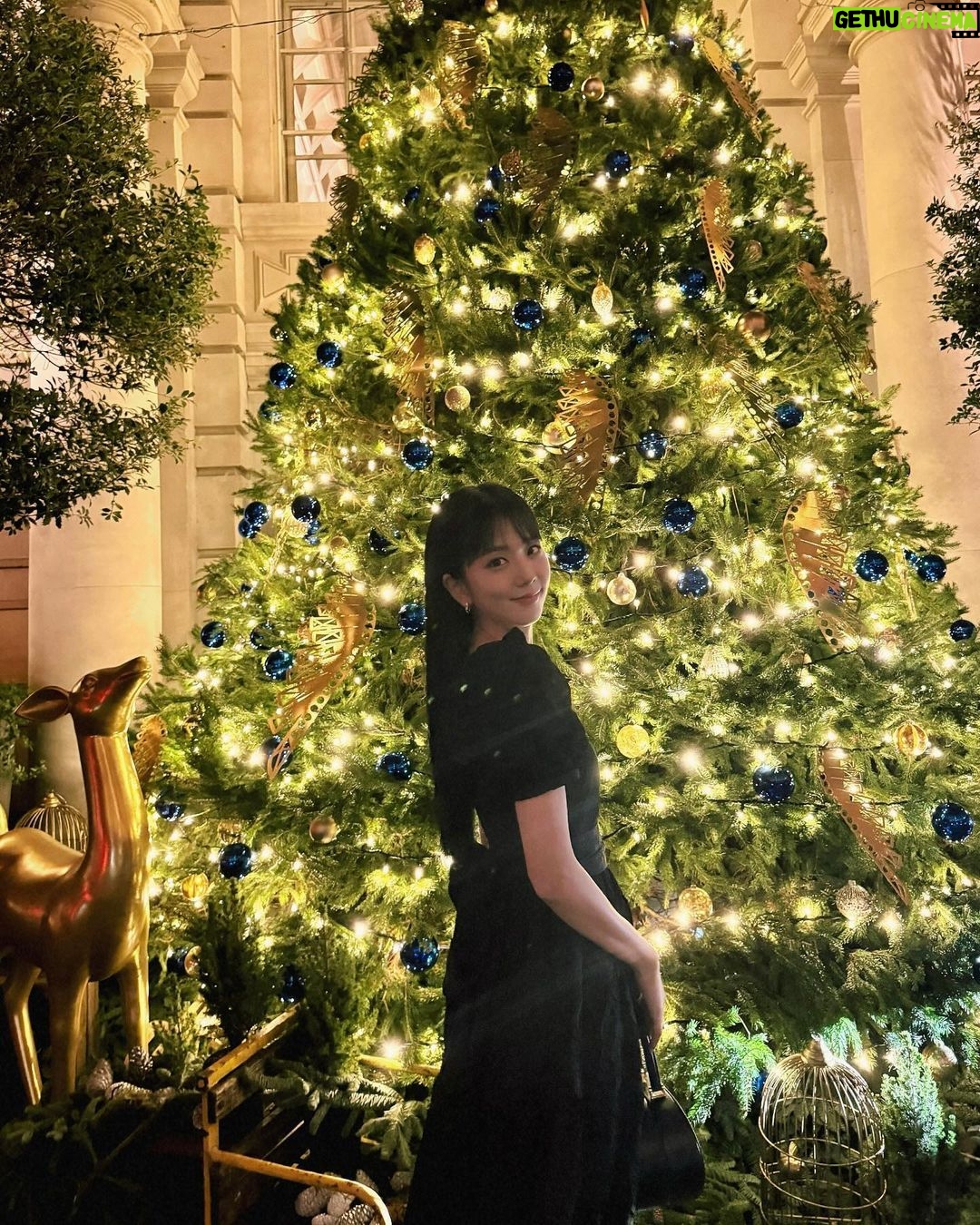 Kim Jisoo Instagram - With the Christmas tree🎄 London, England, UK