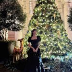 Kim Jisoo Instagram - With the Christmas tree🎄 London, England, UK