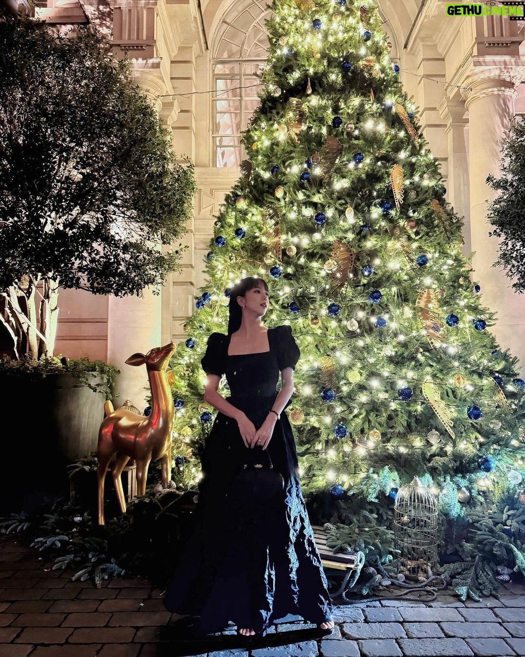 Kim Jisoo Instagram - With the Christmas tree🎄 London, England, UK