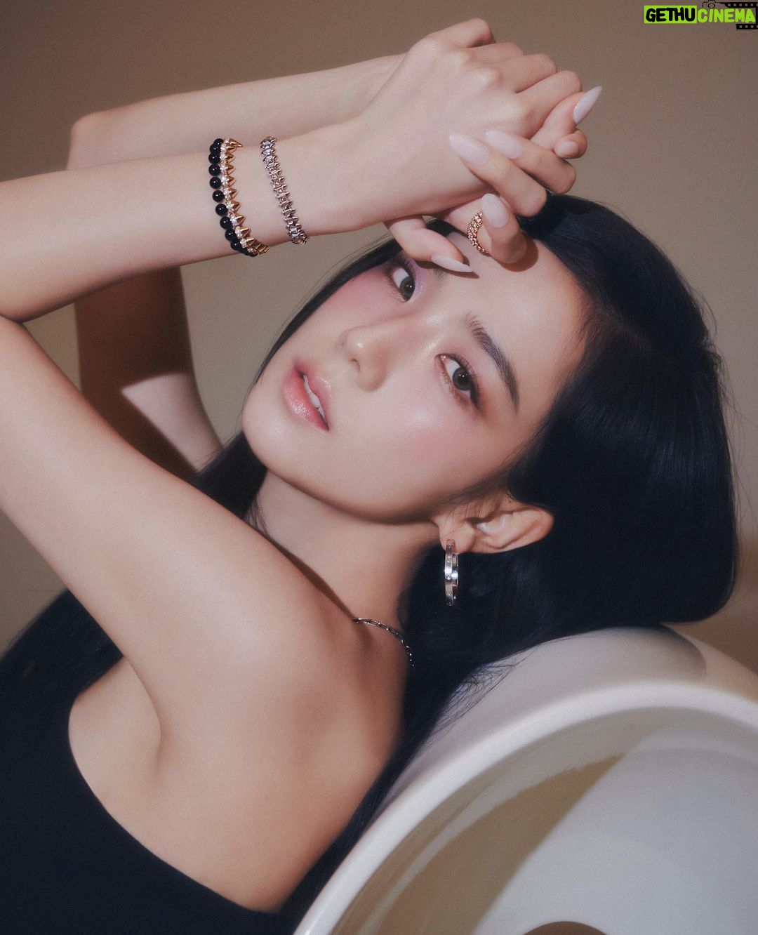Kim Jisoo Instagram - @cartier @ellesingapore 🎀