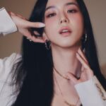 Kim Jisoo Instagram - @cartier @ellesingapore 🎀