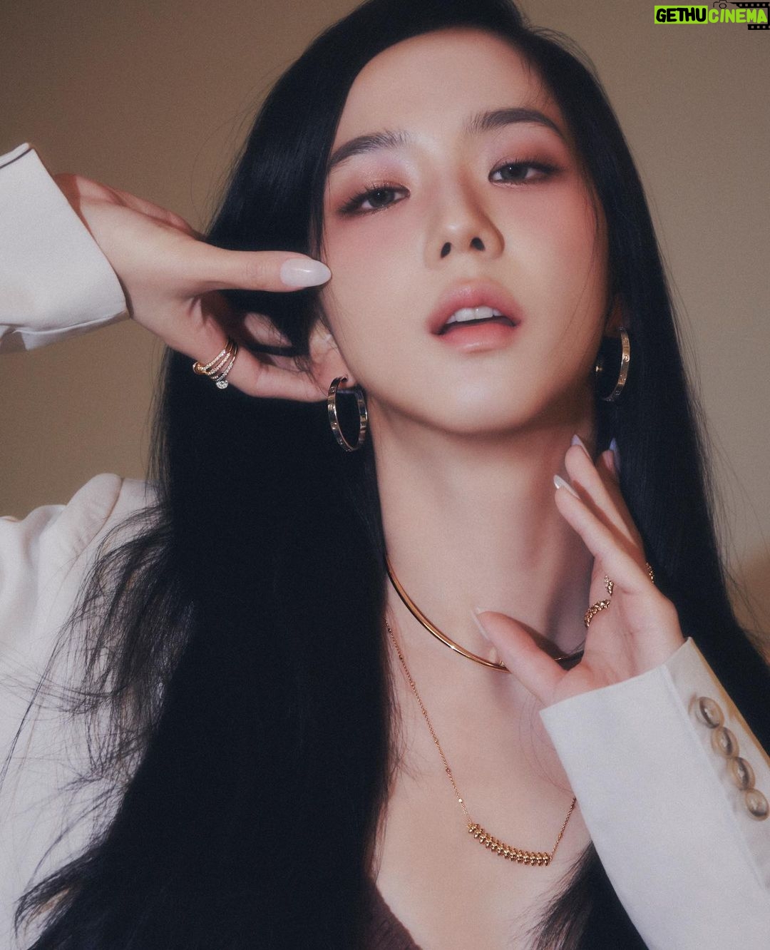 Kim Jisoo Instagram - @cartier @ellesingapore 🎀