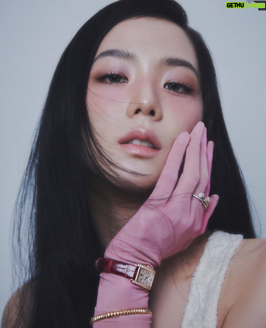 Kim Jisoo Instagram - @cartier @ellesingapore 🎀