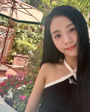 Kim Jisoo Instagram - 🍊
ᘏ▸◂ᘏ
꒰ ɞ̴̶̷ ·̮ ɞ̴̶̷ ꒱
/>🥨c\ ♡