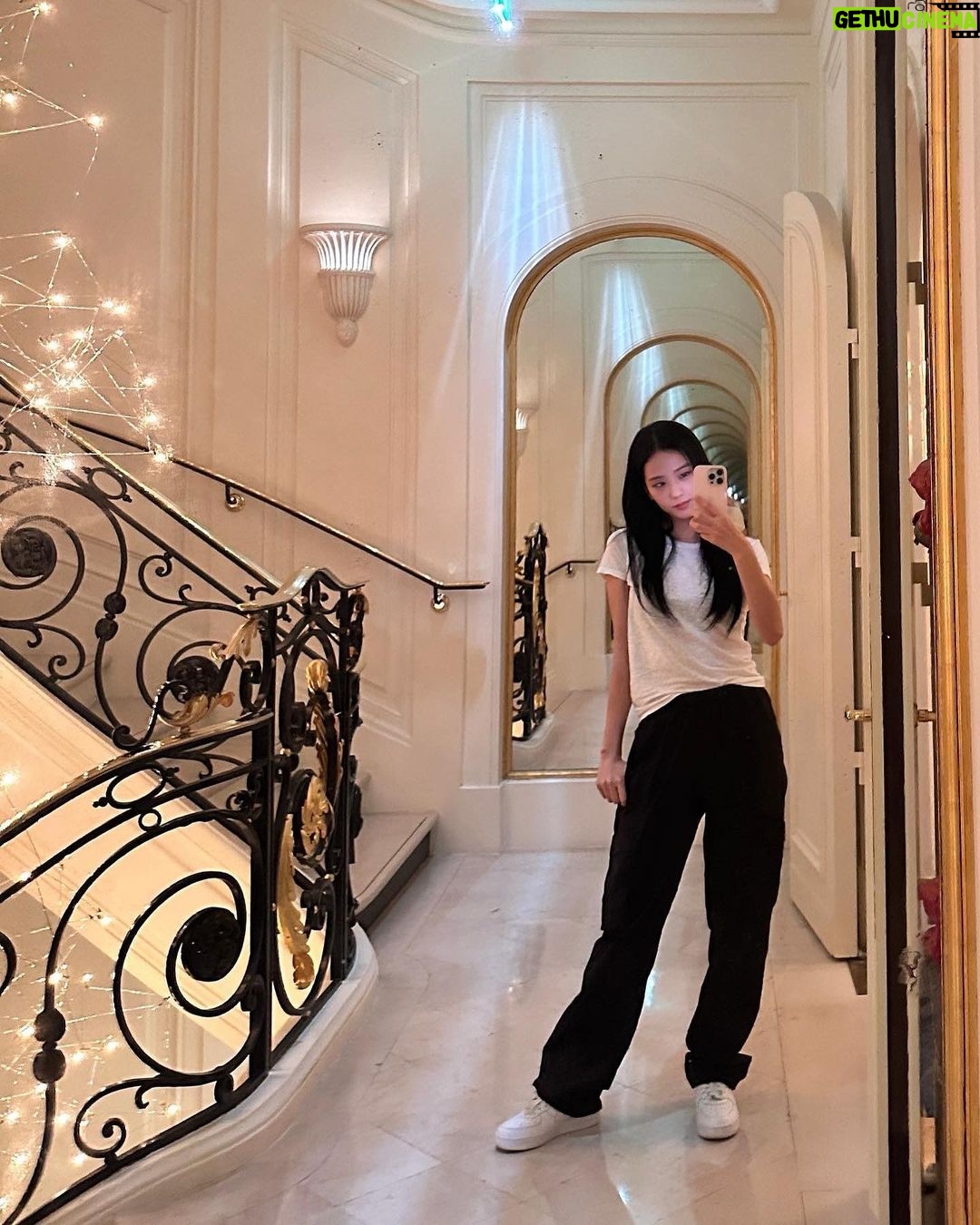 Kim Jisoo Instagram - ㅍ ㅏㄹ ㅣ☁️ Paris, France