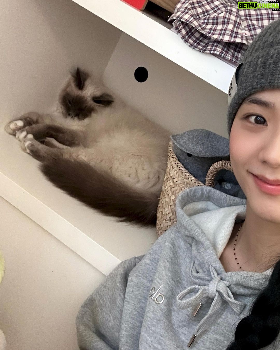 Kim Jisoo Instagram - ㅍ ㅏㄹ ㅣ☁️ Paris, France