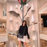 Kim Jisoo Instagram - 꽃향기만 남기고 갔단다 @Dior 🌹 Dior - Paris Montaigne