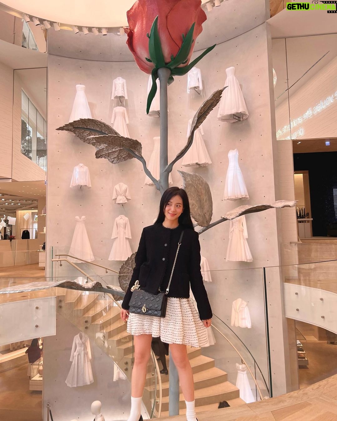 Kim Jisoo Instagram - 꽃향기만 남기고 갔단다 @Dior 🌹 Dior - Paris Montaigne