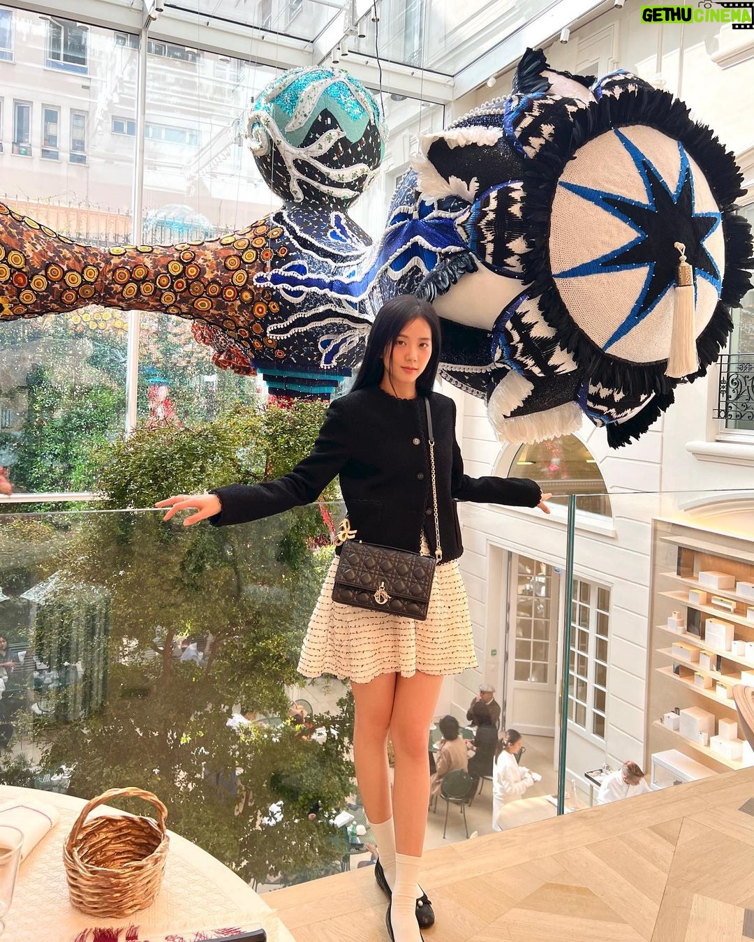 Kim Jisoo Instagram - 꽃향기만 남기고 갔단다 @Dior 🌹 Dior - Paris Montaigne