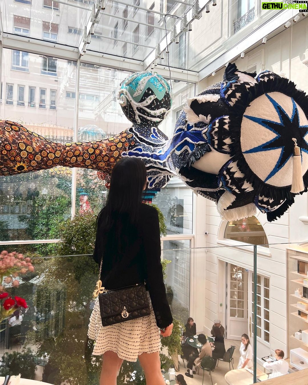 Kim Jisoo Instagram - 꽃향기만 남기고 갔단다 @Dior 🌹 Dior - Paris Montaigne