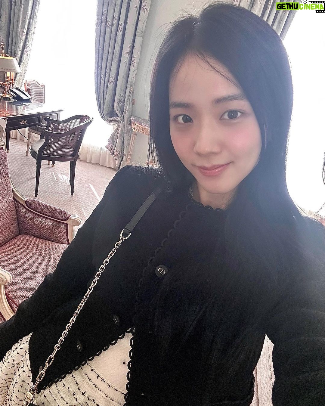 Kim Jisoo Instagram - 꽃향기만 남기고 갔단다 @Dior 🌹 Dior - Paris Montaigne