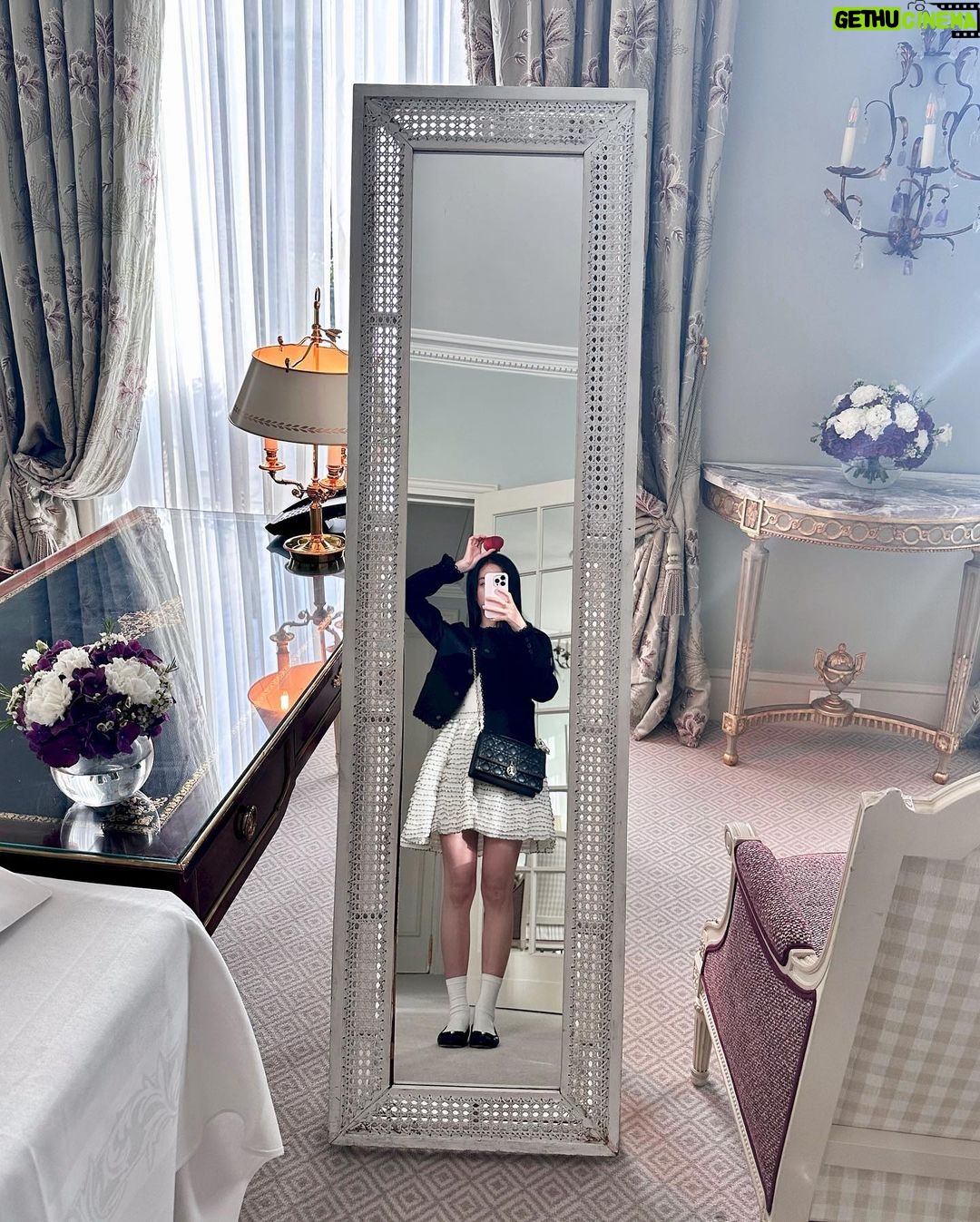 Kim Jisoo Instagram - 꽃향기만 남기고 갔단다 @Dior 🌹 Dior - Paris Montaigne