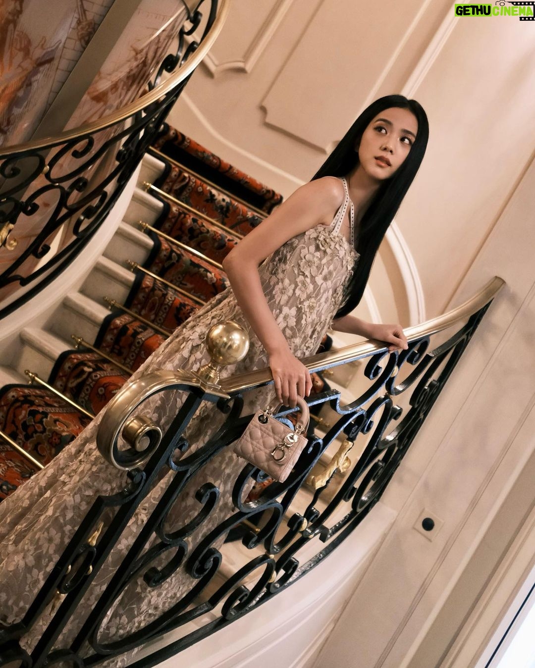 Kim Jisoo Instagram - stunning @Diorbeauty ⭐️ #JadoreDior #FlowersAreGold Beaux-Arts de Paris