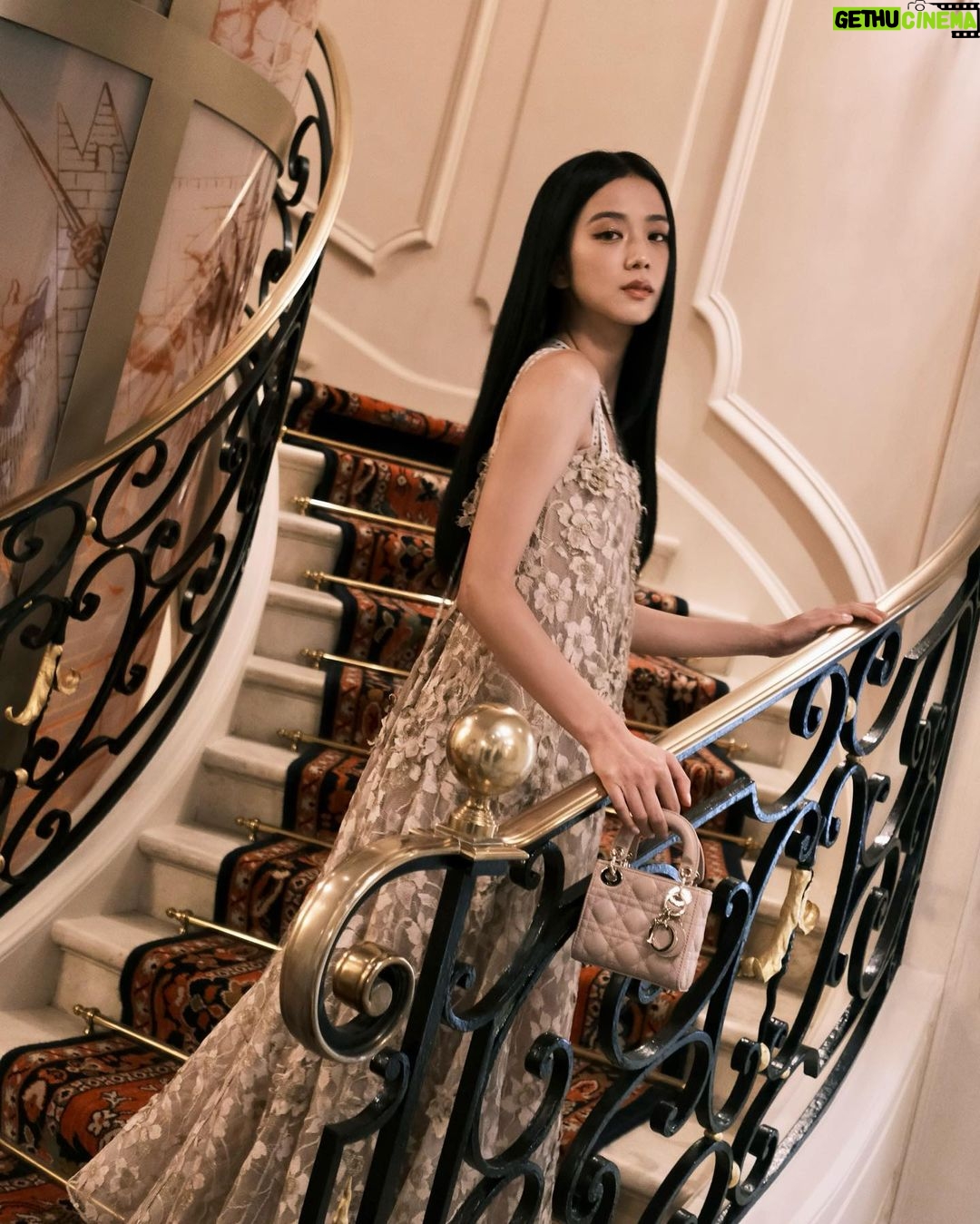 Kim Jisoo Instagram - stunning @Diorbeauty ⭐️ #JadoreDior #FlowersAreGold Beaux-Arts de Paris