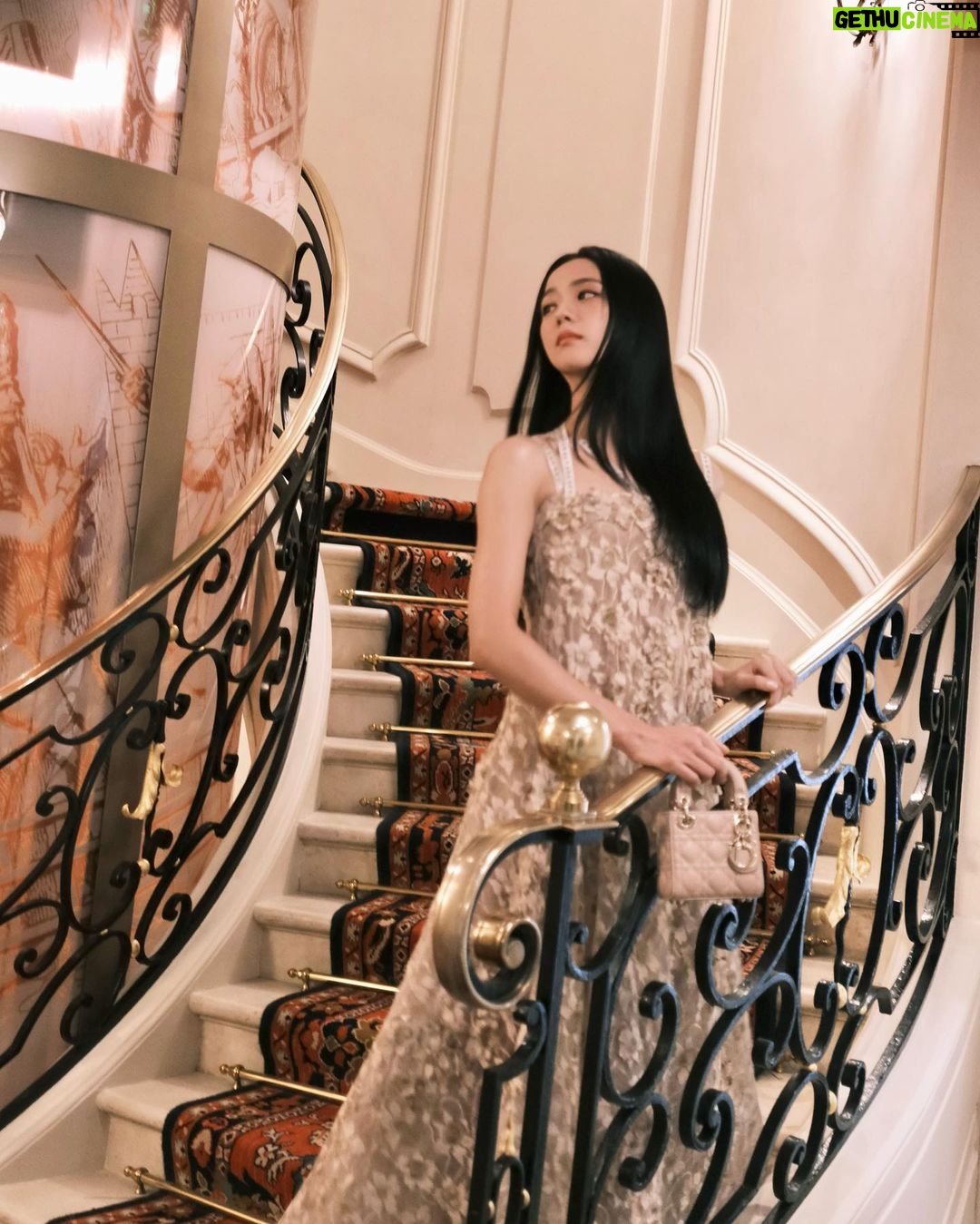 Kim Jisoo Instagram - stunning @Diorbeauty ⭐️ #JadoreDior #FlowersAreGold Beaux-Arts de Paris