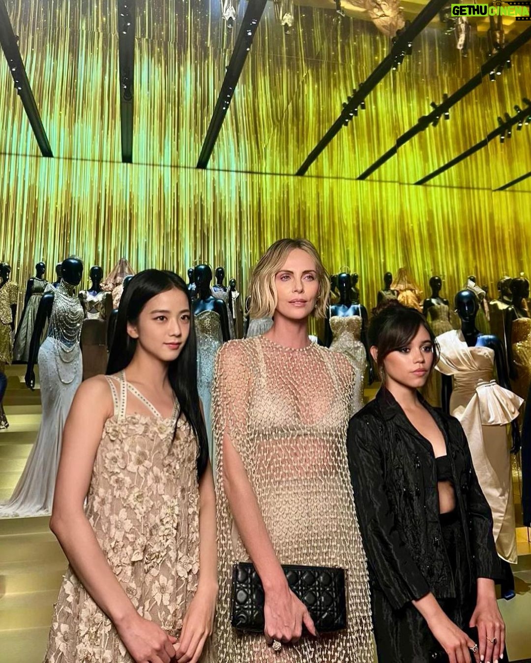 Kim Jisoo Instagram - stunning @Diorbeauty ⭐️ #JadoreDior #FlowersAreGold Beaux-Arts de Paris