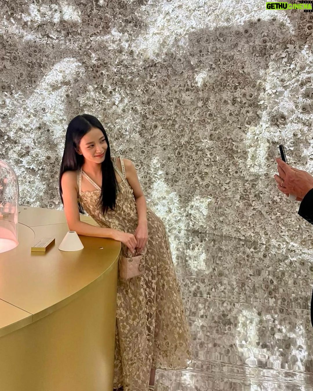 Kim Jisoo Instagram - stunning @Diorbeauty ⭐️ #JadoreDior #FlowersAreGold Beaux-Arts de Paris